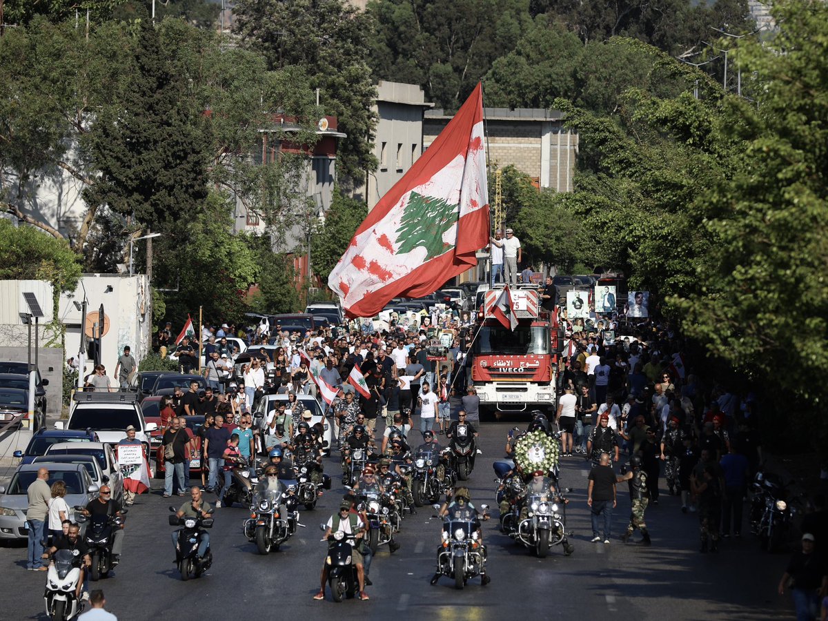 MatthieuKaram's tweet photo. 🇱🇧 Hundreds of Lebanese commemorating today the 4th anniversary of the #BeirutExplosion, demanding justice and accountability to the ruling class. #Lebanon #Beirut https://t.co/WgY60TawfU