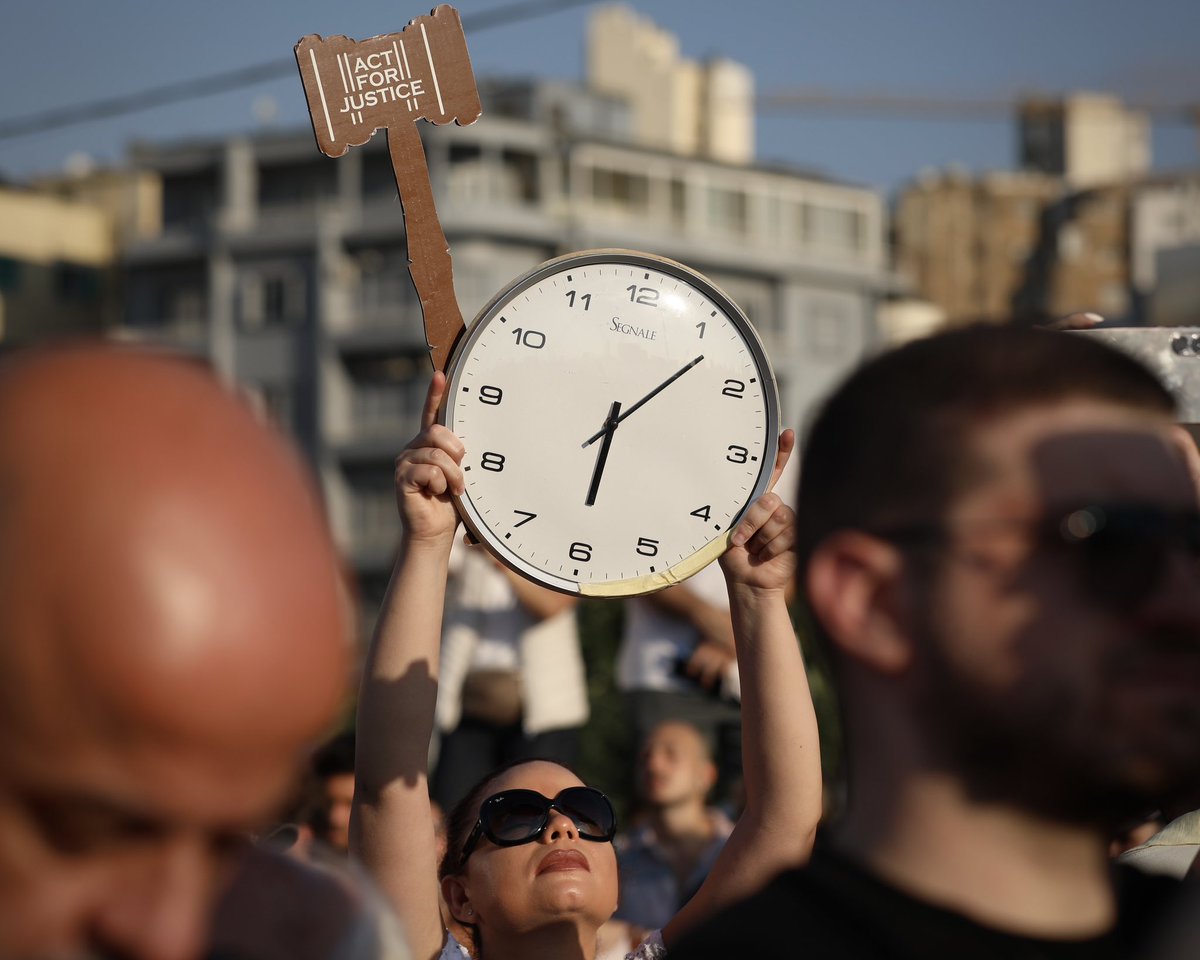 MatthieuKaram's tweet photo. 🇱🇧 Hundreds of Lebanese commemorating today the 4th anniversary of the #BeirutExplosion, demanding justice and accountability to the ruling class. #Lebanon #Beirut https://t.co/WgY60TawfU