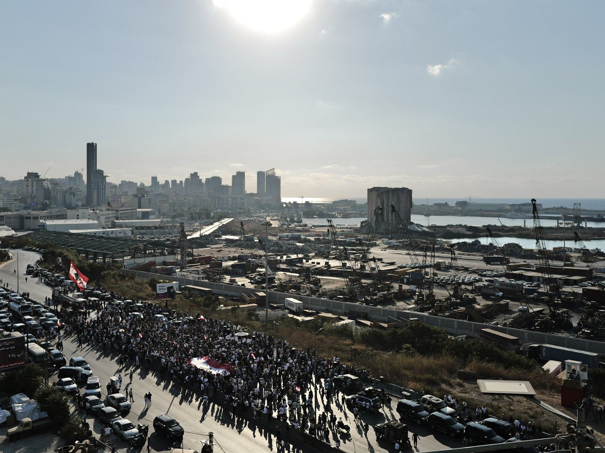 MatthieuKaram's tweet photo. 🇱🇧 Hundreds of Lebanese commemorating today the 4th anniversary of the #BeirutExplosion, demanding justice and accountability to the ruling class. #Lebanon #Beirut https://t.co/WgY60TawfU
