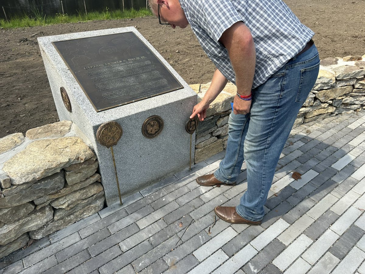brule_rob's tweet image. Special thanks to Jim Bartelli and Rich Weiss for the final touches to the Arnole E. Holm Monument for the re-dedication this week…(and yes, the height of the flag holders installed go by height left to right😉)…and hopefully we are outside not inside due to rain.🤨🇺🇸
