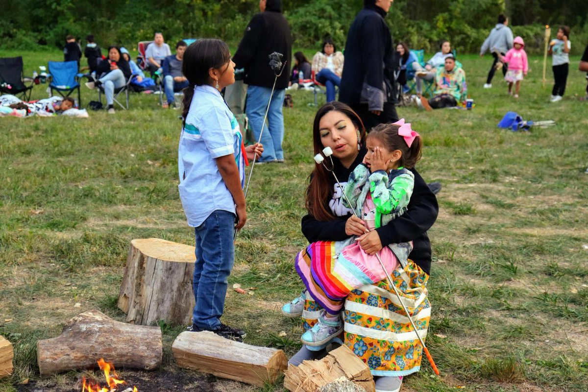 EmmyNawjoopinga's tweet photo. Winnebago Two-Spirit needs $500 to cover flight for a storyteller for our Bigfoot bonfire event. The kids love roasting hot dogs and s’mores to Bigfoot stories. 
Paypal: https://t.co/WKf4QK4xMa
Venmo: Emmy-Scott-2
C*sh*app: $spochunk #SettlerSaturday #MutualAid #SettlerSunday https://t.co/n5i4wRSEZB