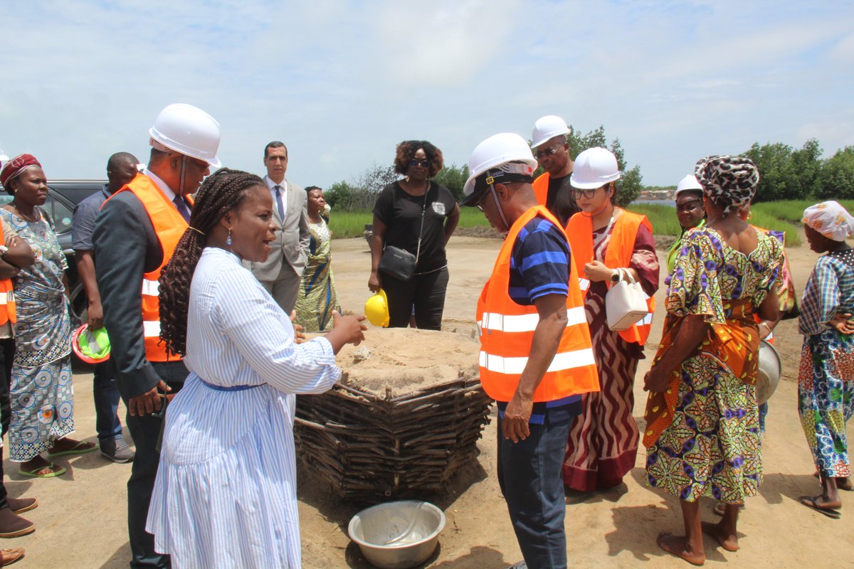 PNUDBenin's tweet photo. S.E.M G. Balasubramanian, Ambassadeur de l’Inde 🇮🇳 près le Bénin #IBSA visite pour la 1ère fois le site d'unité moderne de production de sel iodé en cours de construction à Djègbadji #ProSel.
Il était accompagné de son épouse, du Consul Honoraire de l’🇮🇳 au 🇧🇯 & @TitusOsundina https://t.co/x3CbWzzahO