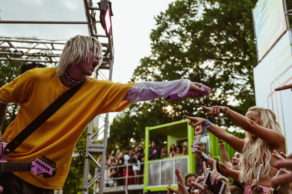 Crackheadxs's tweet photo. ⠀⠀⠀ ⠀⠀⠀⠀⠀⠀⠀𝐌𝐄𝐃𝐈𝐀
                 ⠀ ⠀﹫lollapalooza
                         ⠀  ⠀ ｡ ｡ ｡

    〝 SURPRISE set from 𝗞𝗮𝗿𝗶𝘇𝗺𝗮 at the Bud Light Seltzer Sessions Stage. WOW. 🔥🔥🔥 〞
⠀⠀⠀ ⠀⠀⠀⠀
⠀⠀⠀ ⠀⠀⠀⠀ https://t.co/B5RJSPiA4S