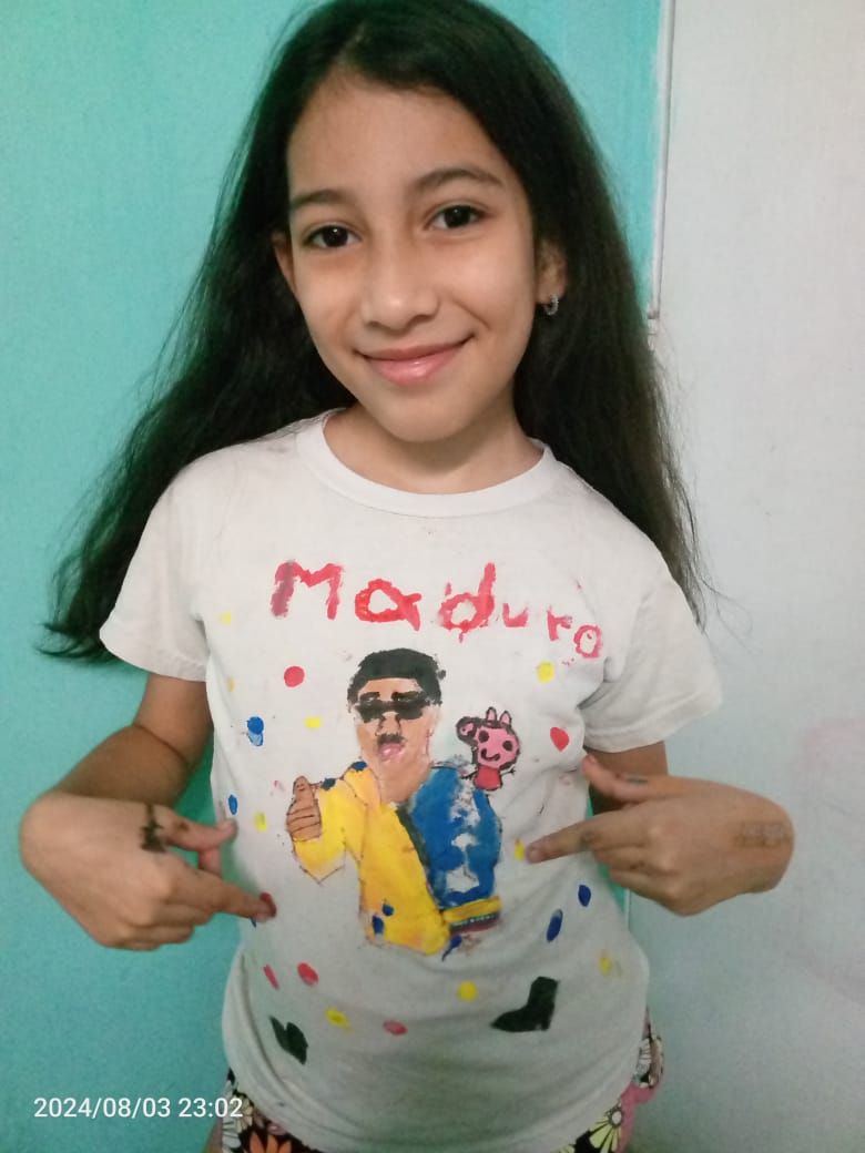 Desde el Zulia, Daniela de Jesús tuvo que hacer su propia franela de <a href="/NicolasMaduro/">Nicolás Maduro</a> porque el <a href="/PartidoPSUV/">PSUV</a> no le hizo llegar una de su talla.
Me dijo que le pidiera una a <a href="/dcabellor/">Diosdado Cabello R</a> por favor.