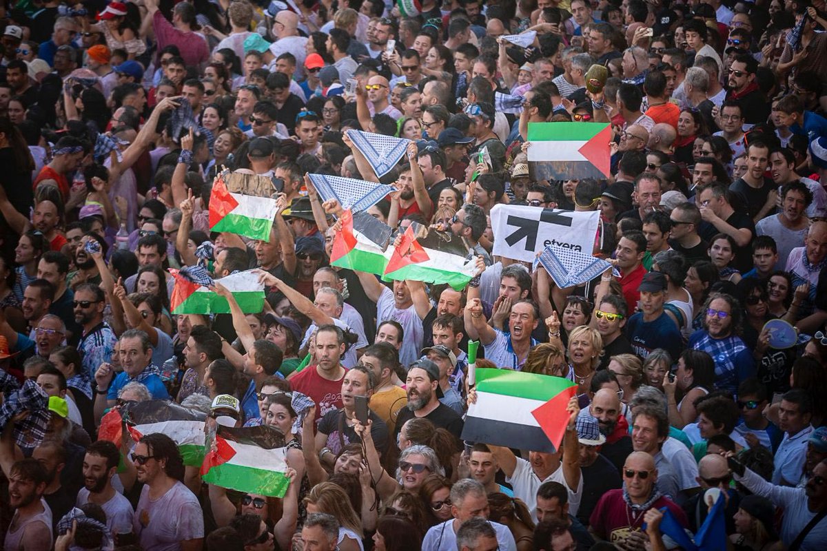 SortuAraba's tweet image. Taupadaz taupada, zerutik plazara jeitsi da, euskaraz blaituta, elkartasunak mugituta, aske izateko jaio zen herria, gure bihotzak batzen dituen aldarria. 
Gora Gasteiz! 
Gora gu ta gutarrak!
#INDarra 
#GoraHerria