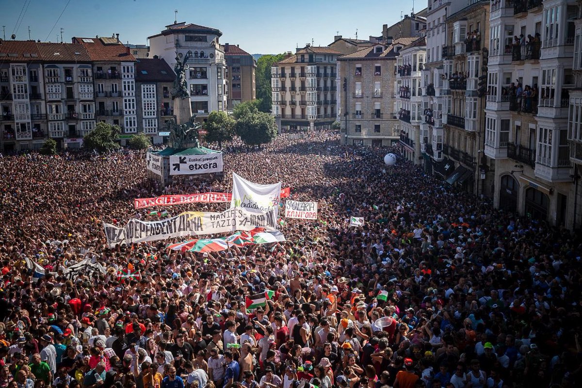 SortuAraba's tweet image. Taupadaz taupada, zerutik plazara jeitsi da, euskaraz blaituta, elkartasunak mugituta, aske izateko jaio zen herria, gure bihotzak batzen dituen aldarria. 
Gora Gasteiz! 
Gora gu ta gutarrak!
#INDarra 
#GoraHerria