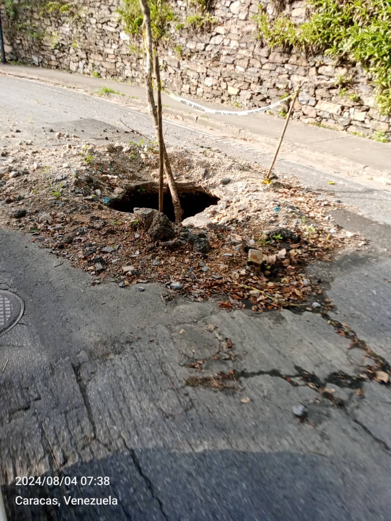 En mayo 2024 hicimos el reporte en la aplicación VenAPP sp_6744306 debido a la tubería tiene 1 pro mas para un total a la fecha de 7 poros... ya esta llegando a la curva... super preligroso ... <a href="/HidroCapital2/">Hidrocapital</a> quiere dejar incomunicadas a 3057 familias!!!!.