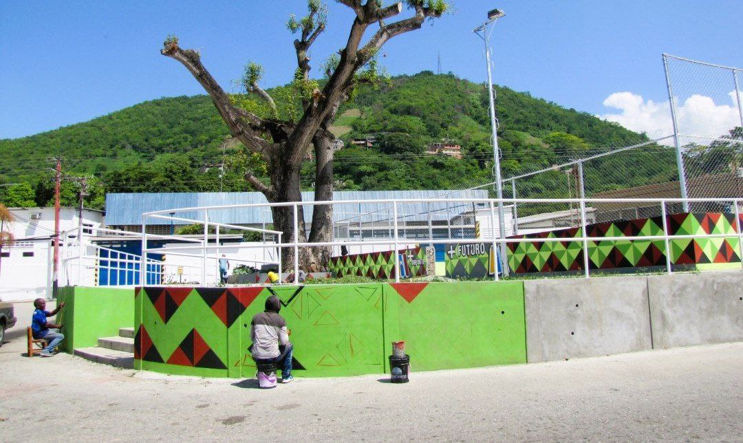 Así marcha remodelación de la cancha del sector Madosa de Cristóbal Rojas (+Fotos) #ElFuturoEsAhora #Miranda #5Ago goo.su/XUfksm0