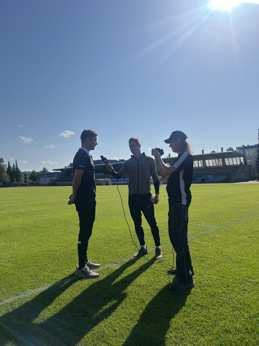 🧵Muutaman postauksen ketju hyvälle, suuresti arvostamalleni työkaverilleni, @FCVaajakoski :n huikealle videokuvaajalle ja -tuottajalle Otto Eskolalle (kuvassa oik.). Hänen toiveestaan postaan nämä, ei ole itse enää täällä X:ssä. Asia ei ole valitettavasti mukava. 1/