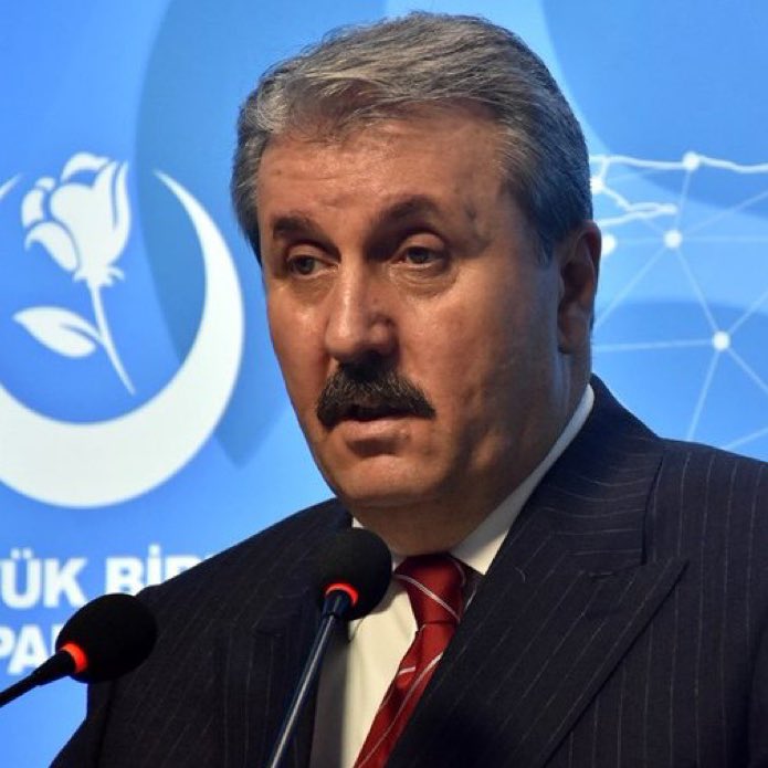 Şahan Gökbakar’dan Mustafa Destici’ye:

“Instagram yasağını savunurken, ‘Burası Türkiye, kuralı kanunu var. Burası babanızın çiftiliği değil’ diyen milletvekillinin torpil yapıp kızını Meclis’te işe aldırdığı bir ülkedeyiz.

Yani demek istiyor ki, sizin babanızın çiftliği değil,