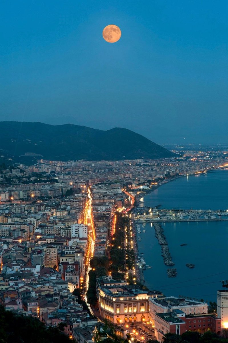 Antdef22's tweet photo. “Che sogno averti vicina
notturna, fresca, sottovoce.”

Alfonso Gatto

Salerno di notte https://t.co/3qDHXvFth4