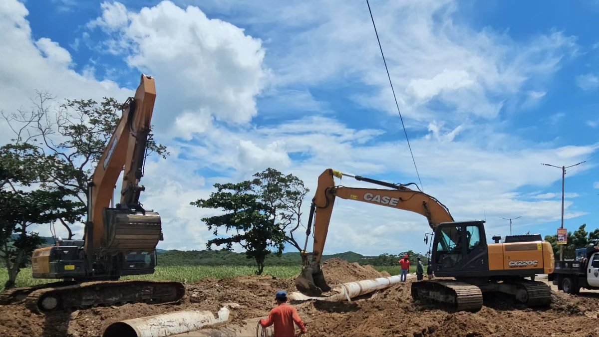 #Agua | Avanzan los trabajos de sustitución de 1.452 metros de tubería de acero al carbono de 42 pulgadas en el municipio Bermúdez, ubicado en el estado Sucre, para mejorar el caudal y presión del agua potable.
Esta acción fortalecerá el servicio brindado a más 200 mil habitantes