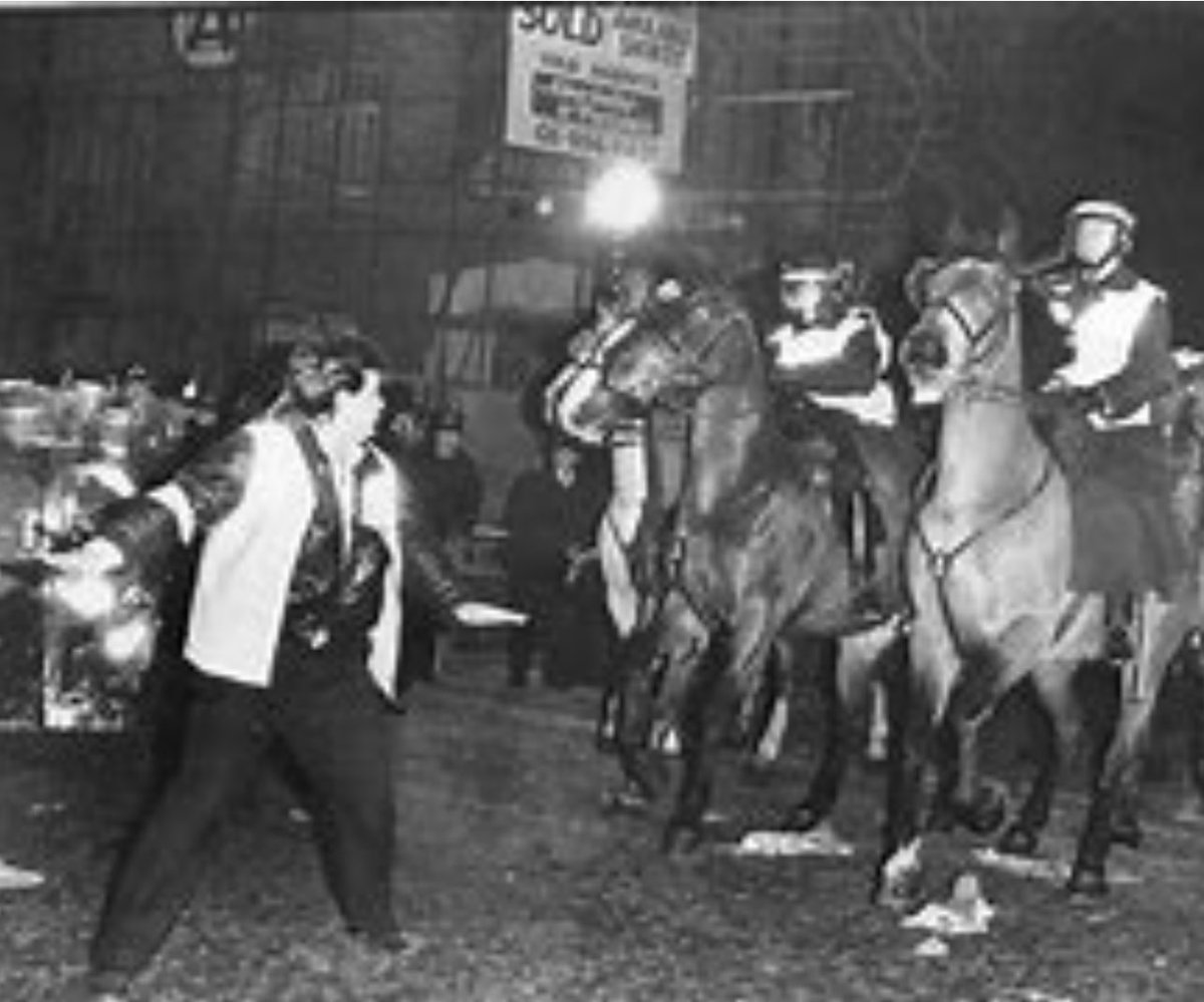 cornwall70001's tweet image. Hi @Keir_Starmer. You took part in the Wapping riots that turned violent. 

Welcome to the Far Right you thug.