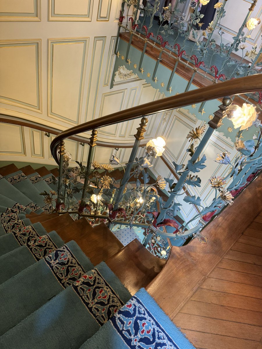 Küçük bir “Art Nouveau” hayranlığımız var👊🏻👊🏻 #yıldızsarayı D’aranco’nun merdiven korkuluğu✨✨✨ 💐💐 #IIAbdülhamit #küçükmabeynköşkü