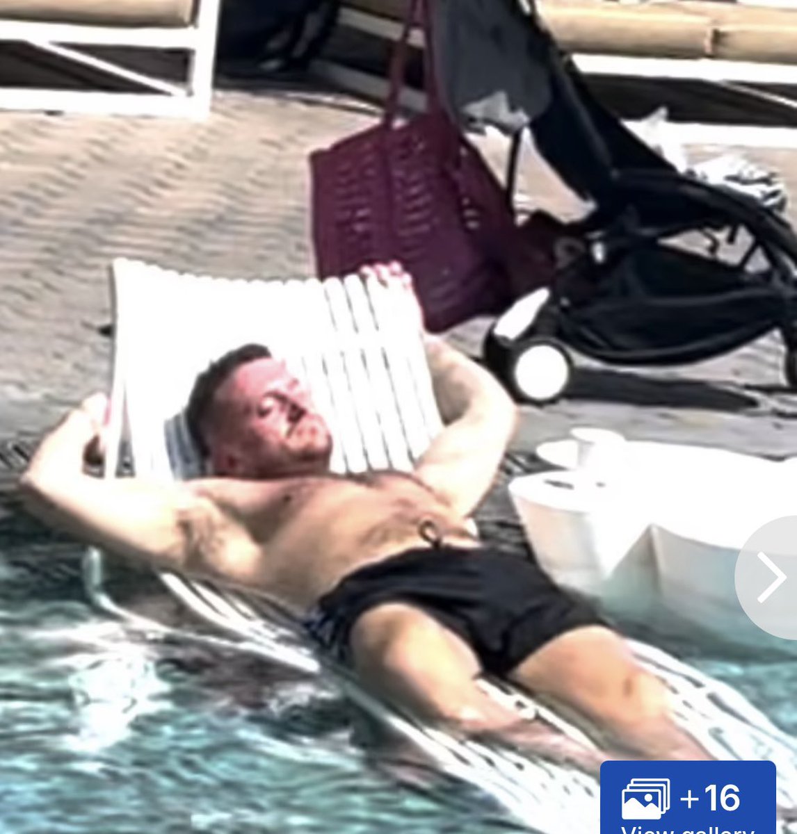 NekadarolduTR's tweet photo. ‼️#Önemli
Tanıştıralım bu kişi Tommy Robinson, gerçek adı Stephen Yaxley-Lennon, Kıbrıs'ın Ayia Napa kentinin eteklerinde her şey dahil, gecelik 400 £ değerindeki Atlantica Mare Village otelinde görüldü. 

İngiltere'deki olayları organize eden kişi.

Örgütlediği kişiler şu anda İngiltere'de kütüphaneleri yerle bir ederken,
dükkanları yağmalayıp Müslüman kadınlara asit atarken elebaşı Tommy Yaxley,
Güney Kıbrıs'ta tatil yapıp güneşleniyor.

İngiltere'de  İslamofobik ayaklanmalar 2009'dan bu yana İsrail Devleti tarafından kurulan sözde 'cihat karşıtı' İslamofobi hareketinin bir parçası olarak İsrail Devleti adına çalışan Siyonist varlık Stephen Yaxley-Lennon ("Tommy Robinson") tarafından kışkırtılmıştır.

2009'da kurduğu İngiliz Savunma Birliği,  2011 yılında, İngiliz ve Yahudi Savunma Birliği adını aldı.
Siyonist bir terör örgütü olan Yahudi Savunma Birliği, son on yılda Birleşik Krallık'taki şiddetli İslamofobik sokak haydutluğunun önemli bir parçası oldu.

Yaxley -Lennon, El Aksa Fırtınası Operasyonu'na yanıt olarak İsrail Devleti'nin Sosyal medyadan örgütlenme sağlayan "Çevrimiçi Etkileyenler Programı"nın en tanınmış aktörlerinden biridir.
Filistin yanlısı protestoları geri püskürtmek ve İslamofobiyi yaymak gibi iki önemli ve birbiriyle bağlantılı amaç olan Siyonist propagandayı ysymak için para alıyor.

Birleşik Krallık'ta son dönemde yaşanan İslamofobik ayaklanmalar, İsrail Devleti'nin Birleşik Krallık'taki protesto hareketinin kaynağı olarak gördüğü İngiliz Müslümanlara karşı yürüttüğü savaşın son aşaması olarak görülmelidir. Bu isyanlar, İsrail Devleti'nin Siyonizm'e karşı muhalefetini bastırmaya yönelik diğer çeşitli yöntemlerin engellenmesinin ardından, Siyonist karşıtı duyguları nedeniyle Müslümanları cezalandırmak için tasarlandı. 

İsrail Devleti'nin, Filistin yanlısı protestoları engellemek için Suella Braverman ve Michael Gove gibi İngiliz siyaset ve medya sınıfındaki varlıklarını ve temsilcilerini kullanma girişimleri başarısız oldu. 

Siyonist karşı protestolar önemli sayıda insanı harekete geçirmede başarısız oldu. 
Ara sıra gerçekleşen Siyonist haydutluk ve İranlı laik aşırılıkçılar gibi diğer varlıkların kullanılması da Müslümanların gözünü korkutmakta başarısız oldu. 

İsrail Devleti şimdi de sayı olarak Siyonist sokak haydutlarından ya da İranlı monarşistlerden ve laik aşırıcılardan daha fazla olan beyaz milliyetçi aşırı sağı silah olarak kullanıyor. 

Son olarak, bu olayların görünürdeki tetikleyicilerinden Müslümanların sorumlu olduğu fikrini hangi aktörün ortaya attığına dair sorular da var. 
MI6 ve onun varlıkları (örneğin Paul Mason) umutsuzca bunun bir Rus dezenformasyon operasyonu olduğunu iddia etmeye çalışıyorlar. 
Ancak sorumlu olan Rusya değil.