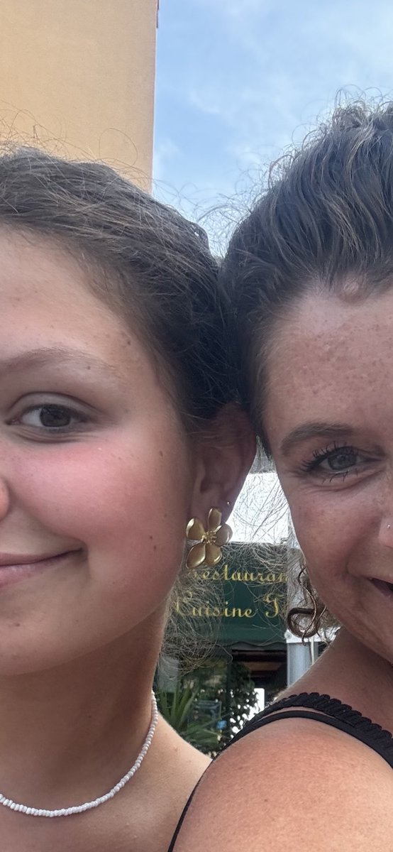 Vandaag kwam mijn meisje alleen vliegen naar mijn bestemming ♥️. 

Onze. 
Om lekker samen verder te gaan. ♥️

Zo trots op deze, bijna, 16-jarige. 
En zoveel zin in de komende weken #metzesaampjes. ♥️ #trots