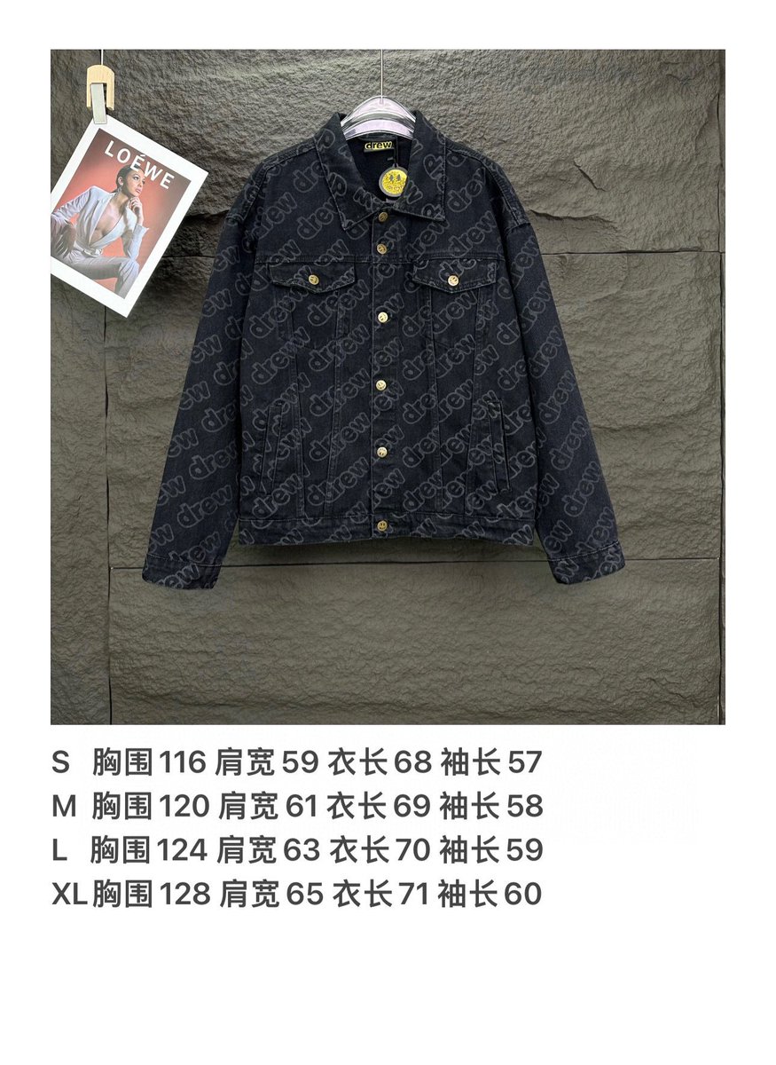 kiki77QwQ's tweet photo. 💰165
Drew 2024新款笑脸满印字母情侣款水洗牛仔外套
🔥高版本🔥高版本🔥
原版定制牛仔面料，网红明星同款高级牛仔面料，定制原版五金纽扣、简约版型、重工笑脸logo扣子搭配高端水洗满印字母牛仔面料，很高档、很有范儿！面料手感非常舒服  超级百搭好看的一款牛仔外套！！三标齐全 男女同款 👫 https://t.co/QO3vUvBhCl