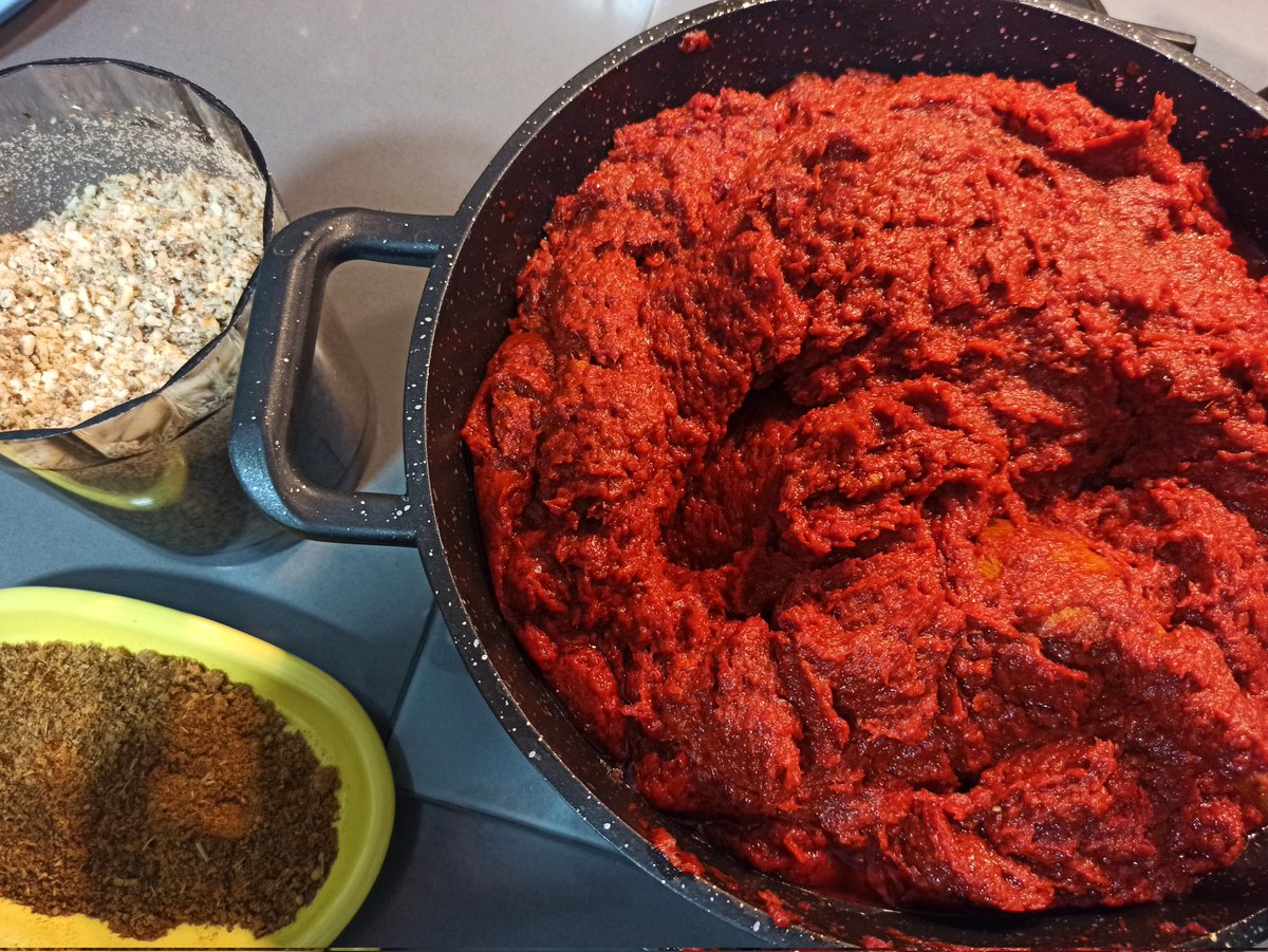 Gece mesaisi 🤭🙃

Hem müsterime hem kendimize nefisss bir acuka hazırlıyorum 😋✌️👌

Bol ceviz badem ,zeytinyağı ve özel baharat karışımı ile nefisss bir tat oluyor ✌️

Şuan ürün listemde yok ,ama isterseniz ekleyebilirim ✌️✌️✌️