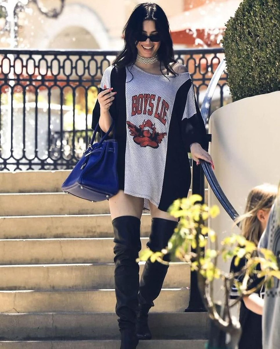 Out and about waiting for <a href="/BurningAppetite/">Giovanni</a> to come home.