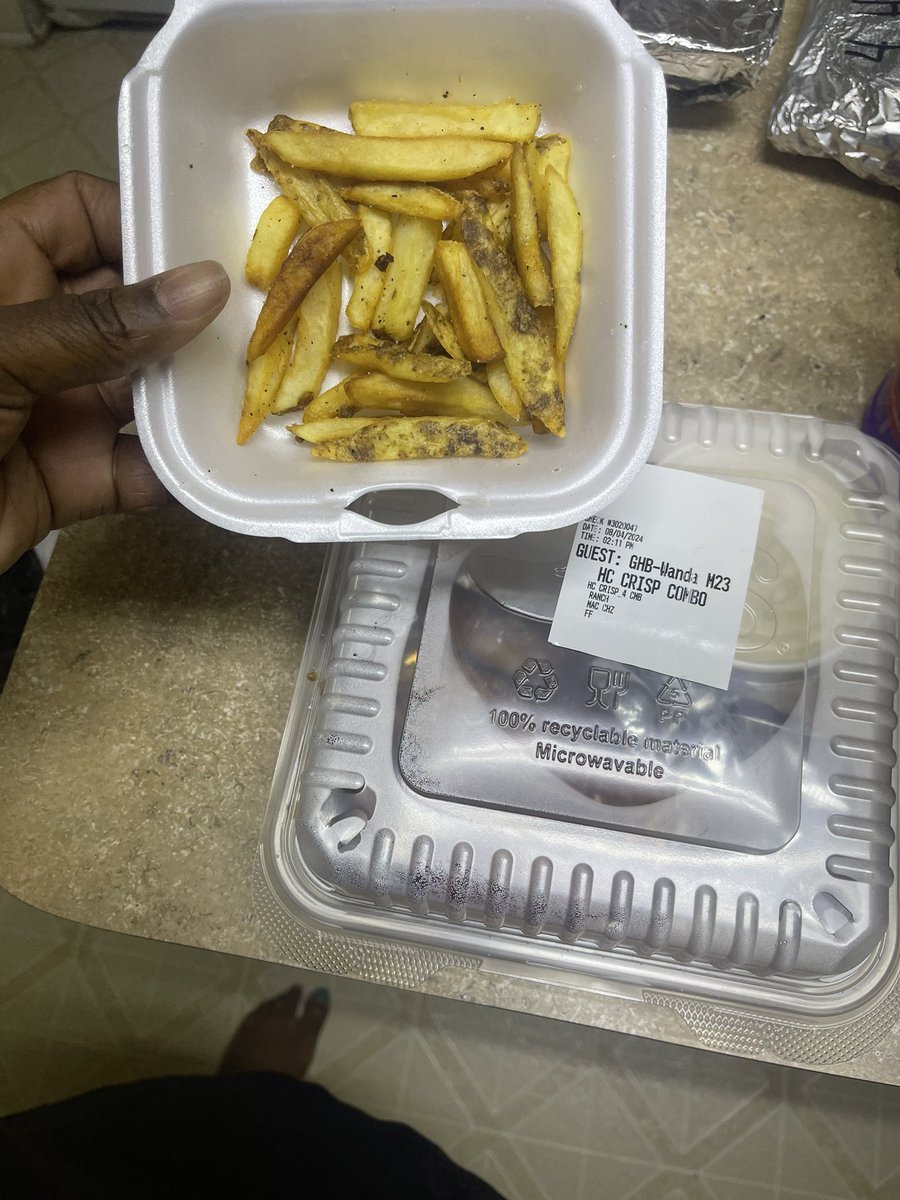 devette21's tweet photo. Once again @Chilis Missouri City has failed😡My order through @Grubhub was wrong.  The presentation alone was atrocious! I got not even a full order of fries and 3 crispers when I paid for 4 and food was cold! 🤬#DOBETTER https://t.co/6JhXyzcf9n