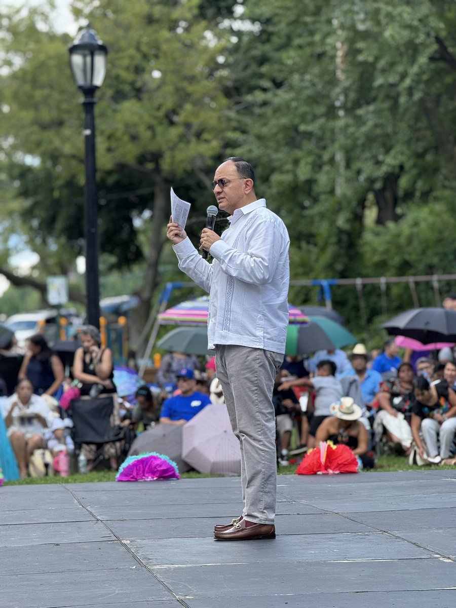 ConsulMexNuy's tweet photo. En la ceremonia inaugural de la Guelaguetza de Poughkeepsie 2024, el senador para el estado de NY Robert G. Rolinson, hizo entrega de una Proclama al Cónsul General @Jorge_IslasLo, para reconocer a la comunidad mexicana por su rica cultura, tradiciones y aportaciones. https://t.co/IRnaeCfLWR
