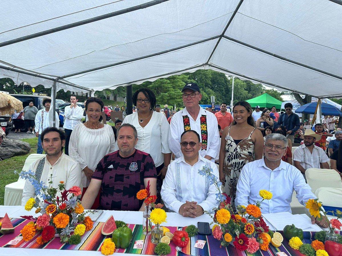 ConsulMexNuy's tweet photo. En la ceremonia inaugural de la Guelaguetza de Poughkeepsie 2024, el senador para el estado de NY Robert G. Rolinson, hizo entrega de una Proclama al Cónsul General @Jorge_IslasLo, para reconocer a la comunidad mexicana por su rica cultura, tradiciones y aportaciones. https://t.co/IRnaeCfLWR