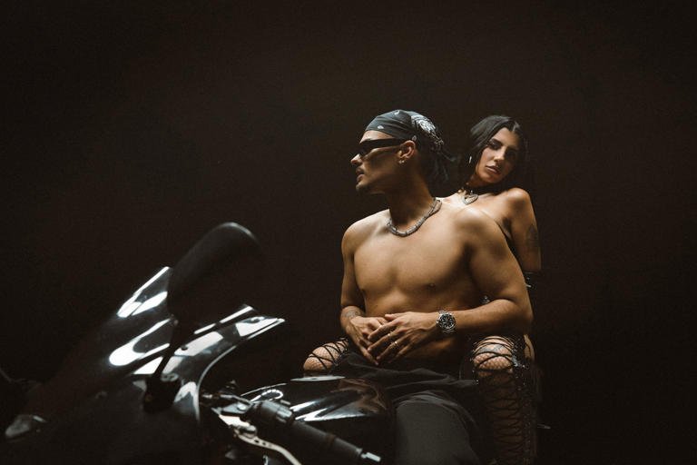 Formula_Music's tweet photo. ¡DIFÍCIL! 😱
¿Con cuál de estos últimos grandes estrenos musicales te quedas?
🔄 #TienesQueSaber de Abraham Mateo &amp; Naiara Moreno 
❤️ #Kombolewa de Suzete &amp; Lola Indigo https://t.co/WCMW1DVdcq