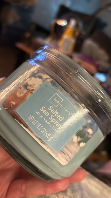 This candle smells so fucking good, it&rsquo;s gotta be the ozone scent https://t.co/IJgWiSqYpo