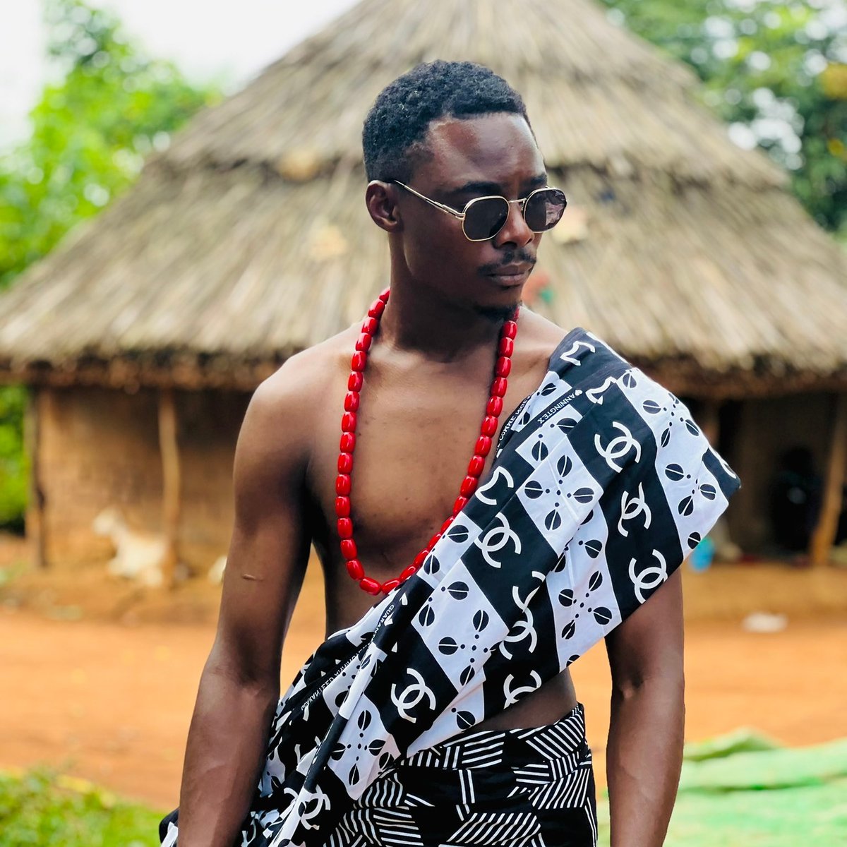 RebeccaComfort3's tweet photo. Iyii hoona bwo Shi kaniwe murungi orampwere 
Awesome entertainment ft Alpha Music
#Nyamunyonyi @Ray_G_official ft @tpaul256 https://t.co/it3DdC2mqh