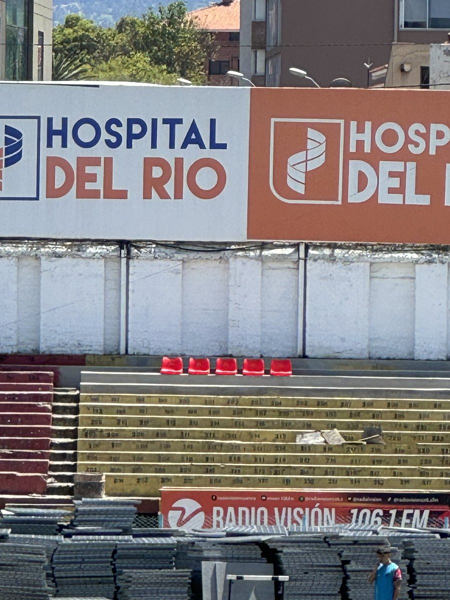 VictorPesantez4's tweet photo. En el estadio, así se juegan los partidos de 2da. categoría, sin luz en los baños, sucios y las sillas de palco full polvo, han pintado graderíos de general, supuestamente ya cambiarán las sillas, deje de vender humo, limpie las bancas o cámbielas, alcalde mentiroso, solo show. https://t.co/E53rjd6LB7