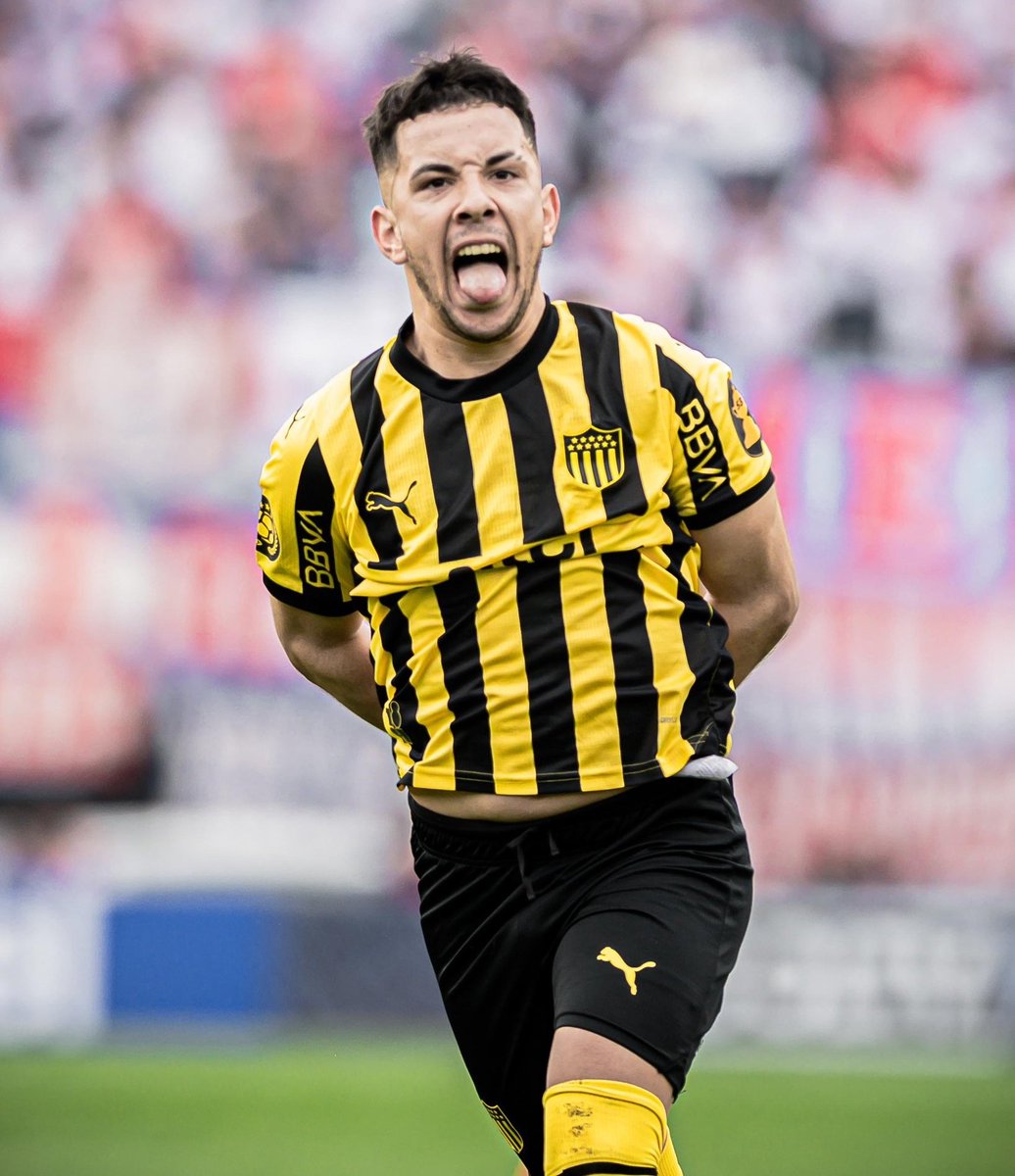 Leo Fernández sacando la lengua para tomarse toda la leche de Nacional, un distinto👏🏼