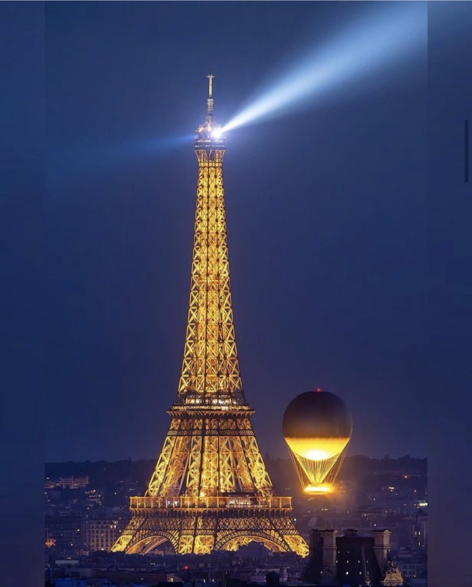 LeaFbpe's tweet image. La magnifique #TourEiffel, avec la non moins fabuleuse #vasque qui s’élève vers le ciel. 

 📷 ag_photographe

#Paris2024  
#EiffelTower

Bonne nuit tout le monde.