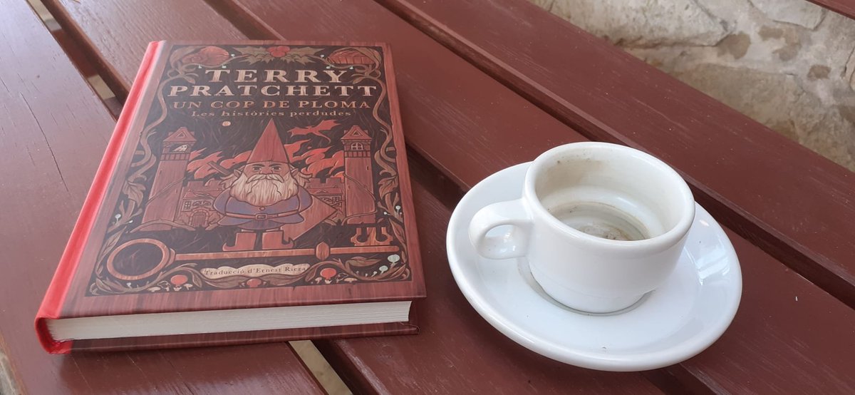 XavierAbadMdG's tweet photo. Quart llibre. #LecturesDeVacances L'espurna (que no "xispa") que avançava els focs de Sant Joan posterior d'un escriptor "fantàstic", per dècades, en #TerryPratchett. Humor, imaginació, surrealisme, MÀGIA. I una gran traducció diria. Molt recomanable. @MaiMesLlibres https://t.co/M4T7XtUrk0