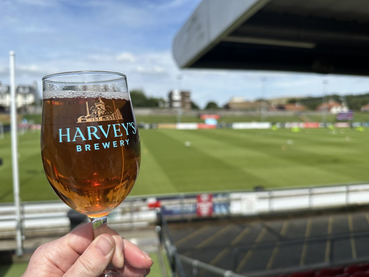 emmainchwriter's tweet photo. Massive thanks to @Harveys1790 for inviting me to spend the afternoon watching @LewesFCWomen - the only semi-pro football club in the world to pay men & women equally - whilst drinking the rebranded ‘Sisters’ Table Beer.
#FootballForEveryone
#BeerForEveryone https://t.co/NUfbNcFmEP