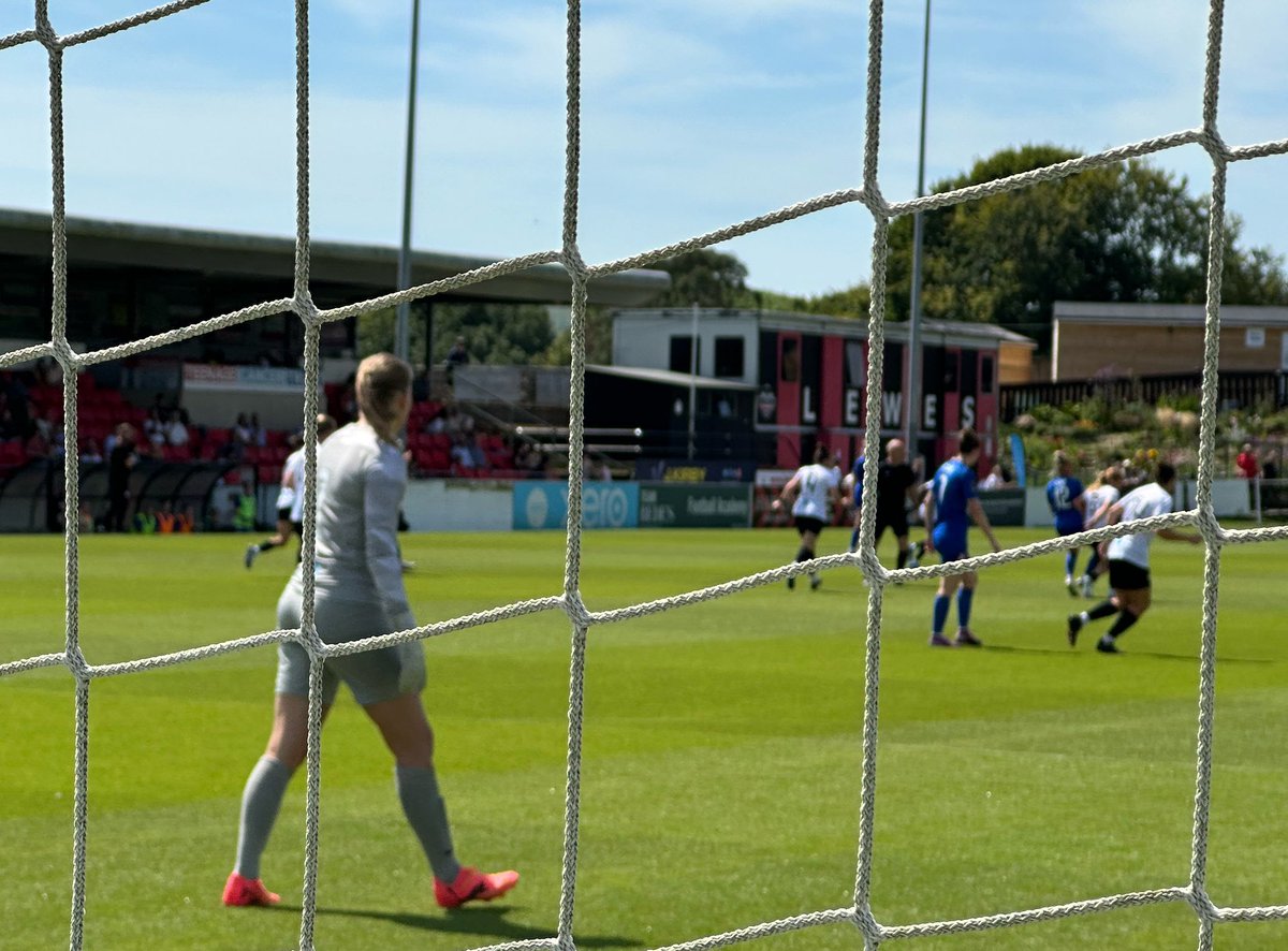 emmainchwriter's tweet photo. Massive thanks to @Harveys1790 for inviting me to spend the afternoon watching @LewesFCWomen - the only semi-pro football club in the world to pay men & women equally - whilst drinking the rebranded ‘Sisters’ Table Beer.
#FootballForEveryone
#BeerForEveryone https://t.co/NUfbNcFmEP