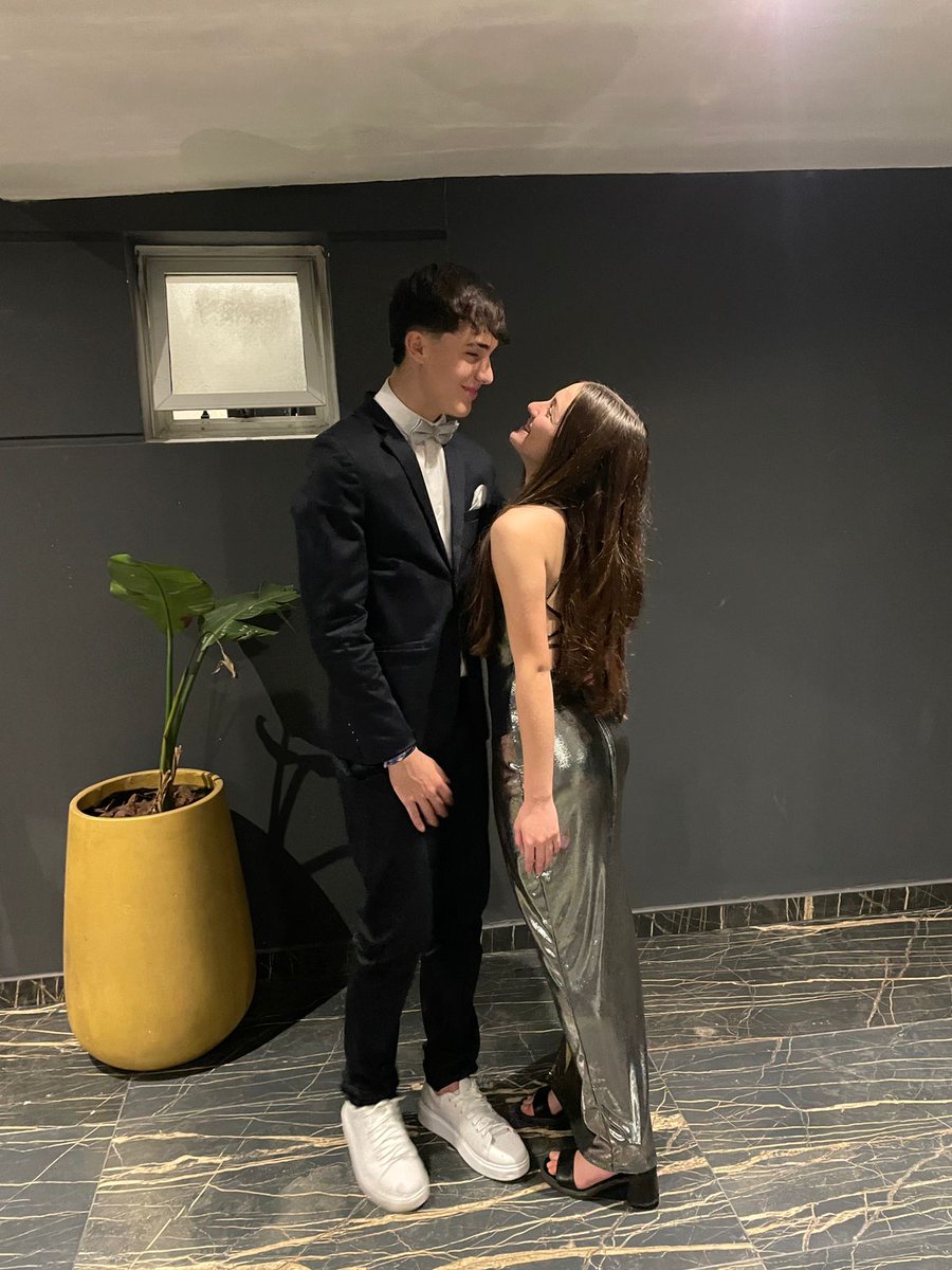 se puede tener una novia tan hermosa y q encima te mire así, lrpmm