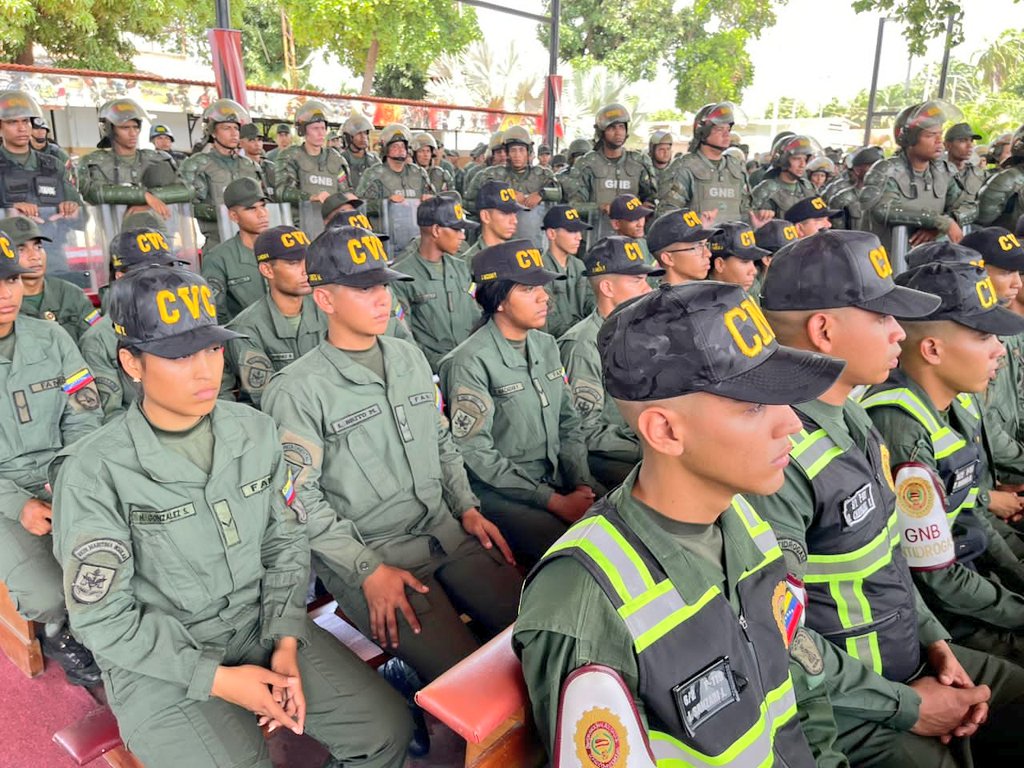 CVCostera1981's tweet image. Se efectuó Actividad Religiosa (Misa Catolica) y entrega de Condecoraciónes, en las instalaciones del CZGNB-52 (Anzoátegui), con la finalidad de seguir elevando la moral de cada uno de los centinelas y ratificando hoy más que nunca que somos los Garantes de la Paz y el orden.