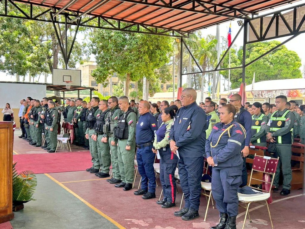 CVCostera1981's tweet image. Se efectuó Actividad Religiosa (Misa Catolica) y entrega de Condecoraciónes, en las instalaciones del CZGNB-52 (Anzoátegui), con la finalidad de seguir elevando la moral de cada uno de los centinelas y ratificando hoy más que nunca que somos los Garantes de la Paz y el orden.