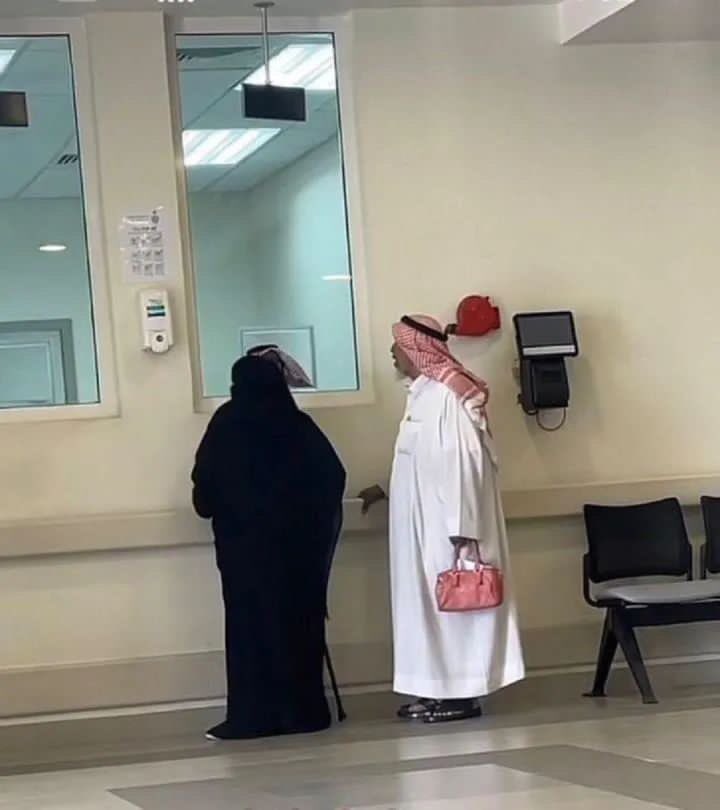 " حبني حب القدامى الاولين
 حب عشاق الوفا في ما مضى "