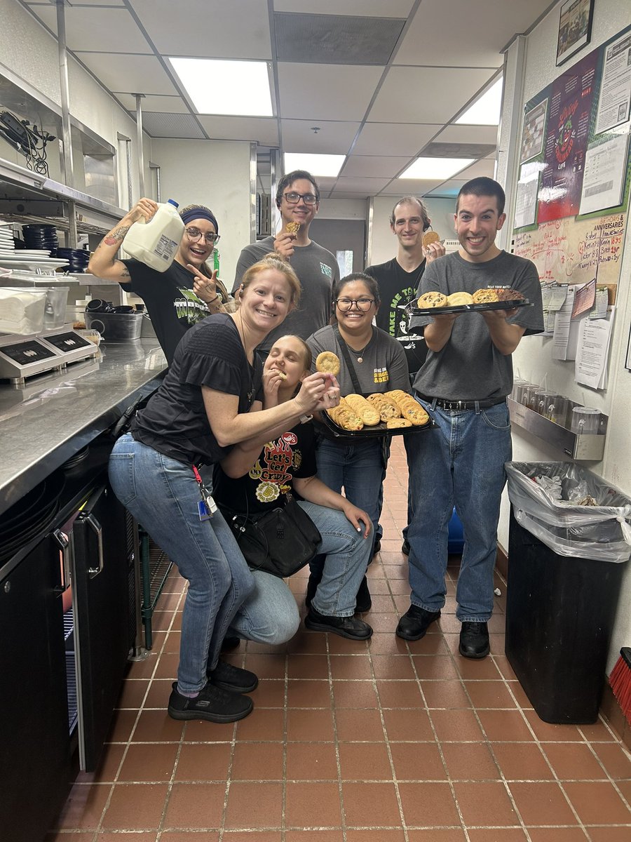 BethJernberg's tweet photo. Cookie day at streamwood!! @LukeFBrockman @GumpMike @NicholasBPaxton @LynAj4 @Janlopez2201 @Chilis https://t.co/ro4I7bcSWP