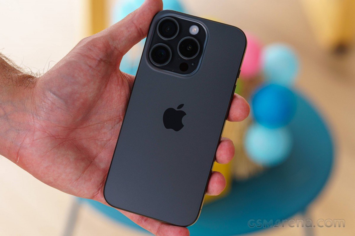 TechTravie's tweet image. 📸 Rumor Alert! iPhone 17 series to feature a 24MP selfie camera! 🤳

🔹 **Details**:
- 24MP front camera 📷
- 6P lens 🌟
- Confirmed by analysts Jeff Pu &amp;amp; Ming-Chi Kuo 🕵️‍♂️

🔹 **Launch**: Expected September 2025 📅

Stay tuned for more updates! 📲

#iPhone17 #Apple #TechRumors…