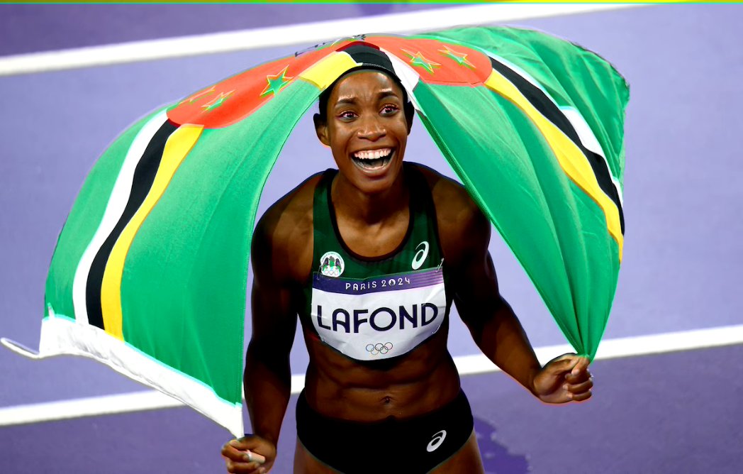 periodistan_'s tweet photo. En 2017, el huracán Maria dañó el 90% de las casas en Dominica.
En Dominica viven sólo 70.000 personas y no hay NINGUNA pista de atletismo.
Dominica envió una sola atleta de pista a los Juegos (y 2 hombres).

Esa atleta, THEA LAFOND, ganó la medalla de oro para Dominica. https://t.co/qM42y9LvFi