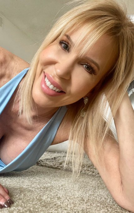 Watch Erica Lauren's leaked NSFW photo on TwXstars