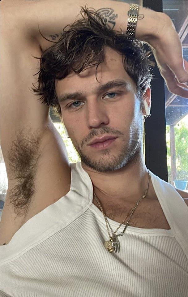 webdivonettinho's tweet photo. gnt é verdade que vazaram fotos do Brandon Flynn (o ator de 13 reasons why)?????? https://t.co/wOPNBMhbP7