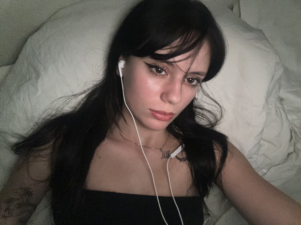 ݁ ivi 𝜗𝜚 tweet media