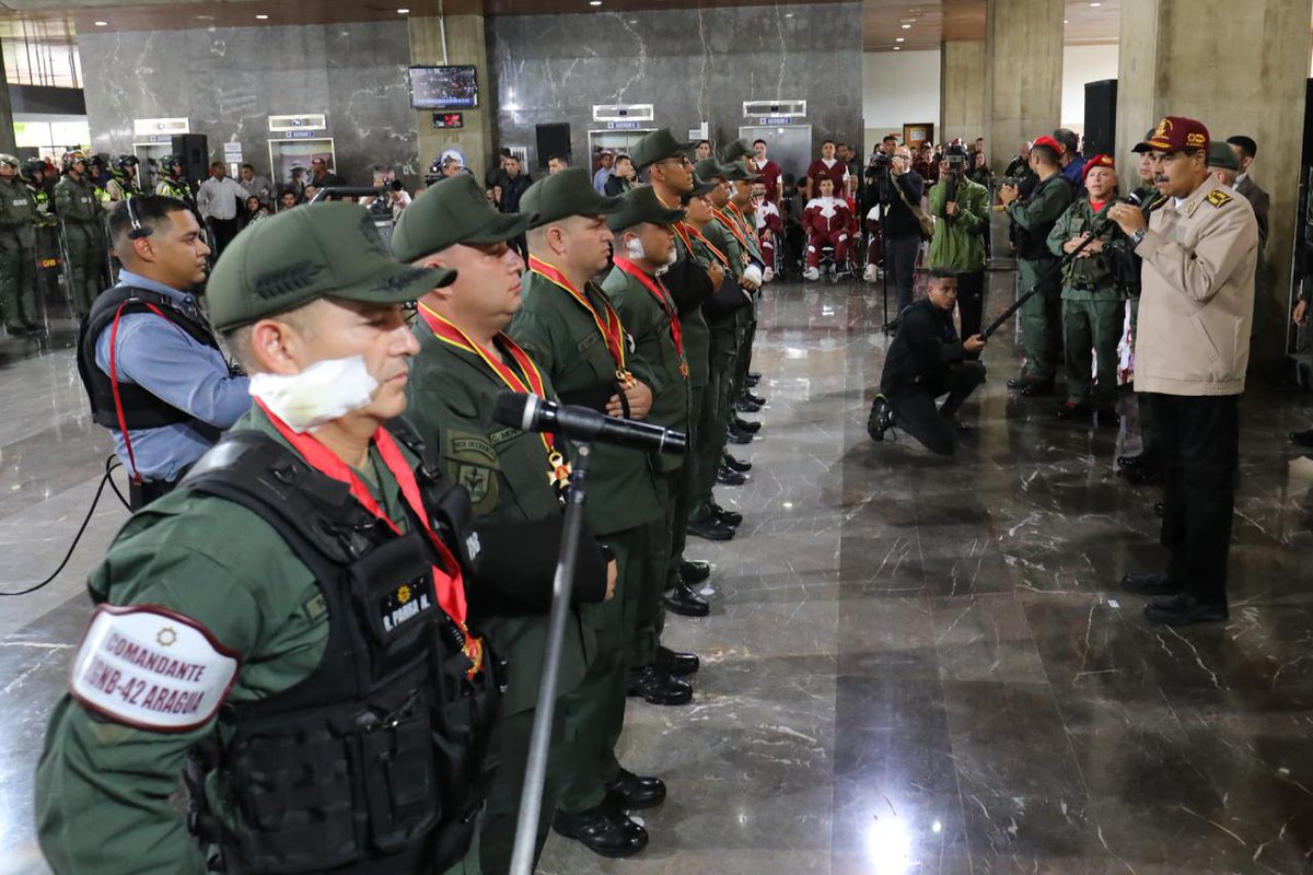 #DeInterés📰Presidente <a href="/NicolasMaduro/">Nicolás Maduro</a> condecora a un grupo de guardias nacionales, además transmitió sus condolencias a las familias de dos integrantes de la Guardia Nacional Bolivariana “asesinados en las emboscadas de criminales contratados y preparados para este golpe de