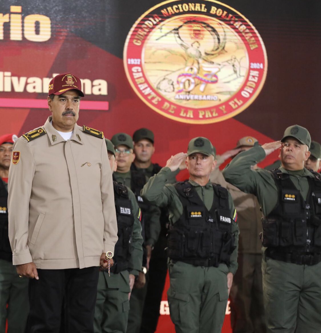 #04Ago Más orgulloso que nunca de formar parte de la familia de la Guardia Nacional Bolivariana, institución que celebra su 87°aniversario haciendo prevalecer los principios de defensa de la Patria, honor y lealtad inquebrantable. Chávez vive <a href="/NicolasMaduro/">Nicolás Maduro</a>
#VenezuelaPazYJusticia