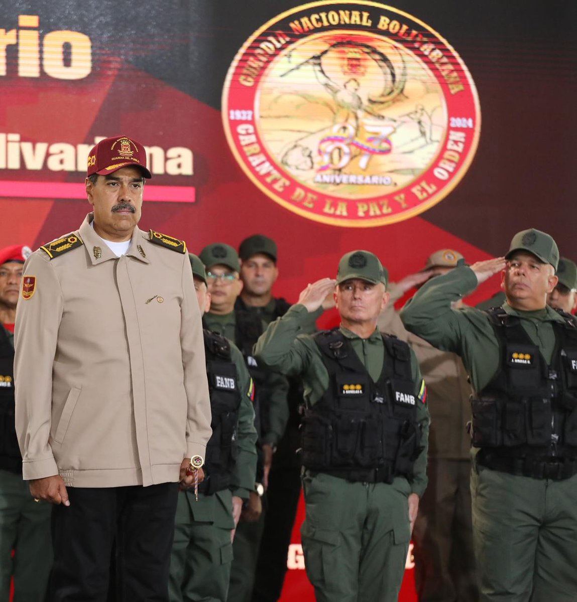 #EnVivo 📹 | Presidente <a href="/NicolasMaduro/">Nicolás Maduro</a>: Tengo que trasransmitir mis condolencias a las familias de 2 GNB asesinados por estos grupos fascistas.

#TunTunLlegoLaPaz #VenezuelaPazYJustica