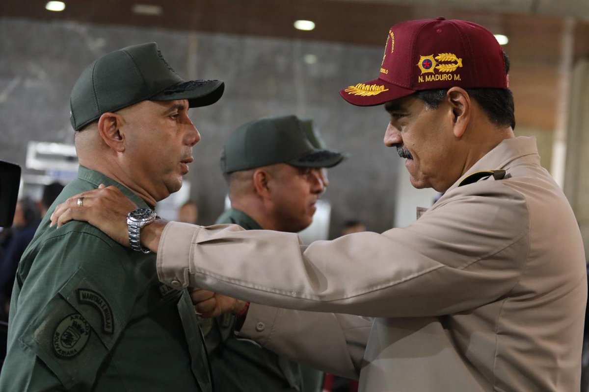#EnVivo 📡 | De esta forma, el presidente y comandante en Jefe de la Fuerza Armada Nacional Bolivariana, Nicolás Maduro, lidera acto de ascensos al grado de Mayor General y Almirante de la FANB.

| #EUVzla | #Venezuela |