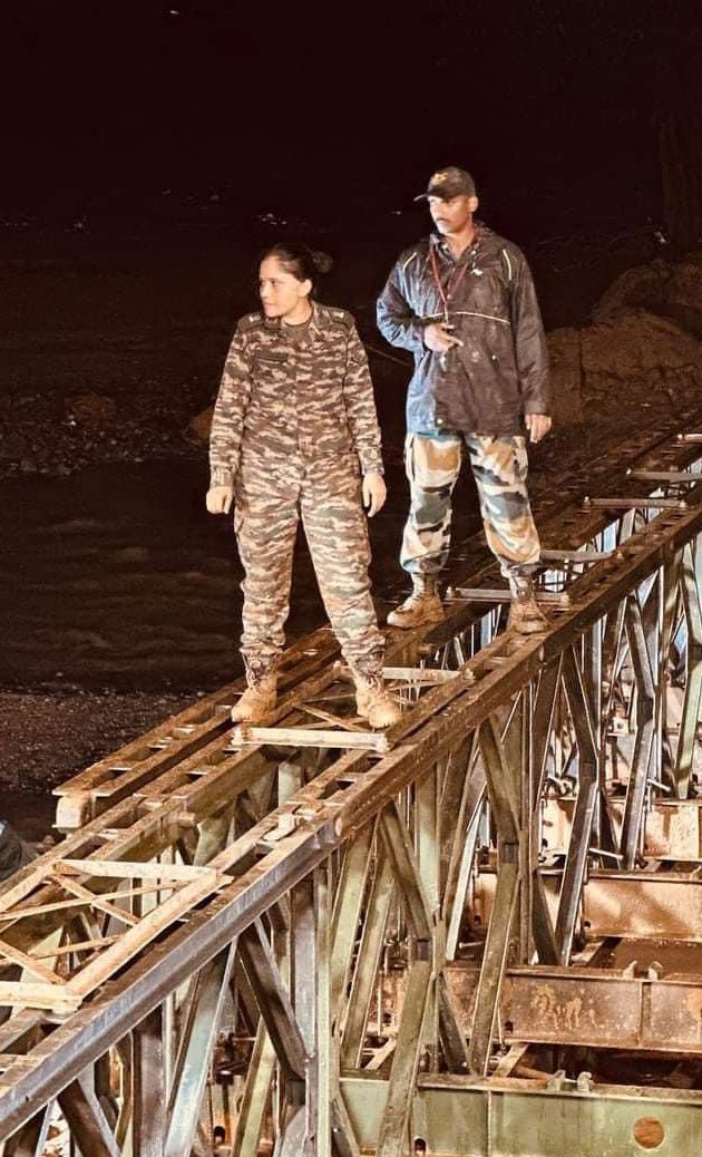 Nee_Nimsaare's tweet image. ఆమె మేజర్ సీతా షెల్కే.

కేవలం 18 గంటల్లోనే
వాయనాడ్‌లో 
వంతెనను నిర్మించిన 
ఇండియన్ ఆర్మీకి చెందిన 
మద్రాస్ ఇంజినీరింగ్ 
గ్రూప్ ఆఫ్ ఇండియన్ ఆర్మీ కి 
నాయకత్వం వహించిన అధికారి
.
ది రియల్ హీరో 🔥
.
ఈసారి సీత కోసం కాదు
సీతనే కట్టింది వారధి 
🫡🙏🇮🇳